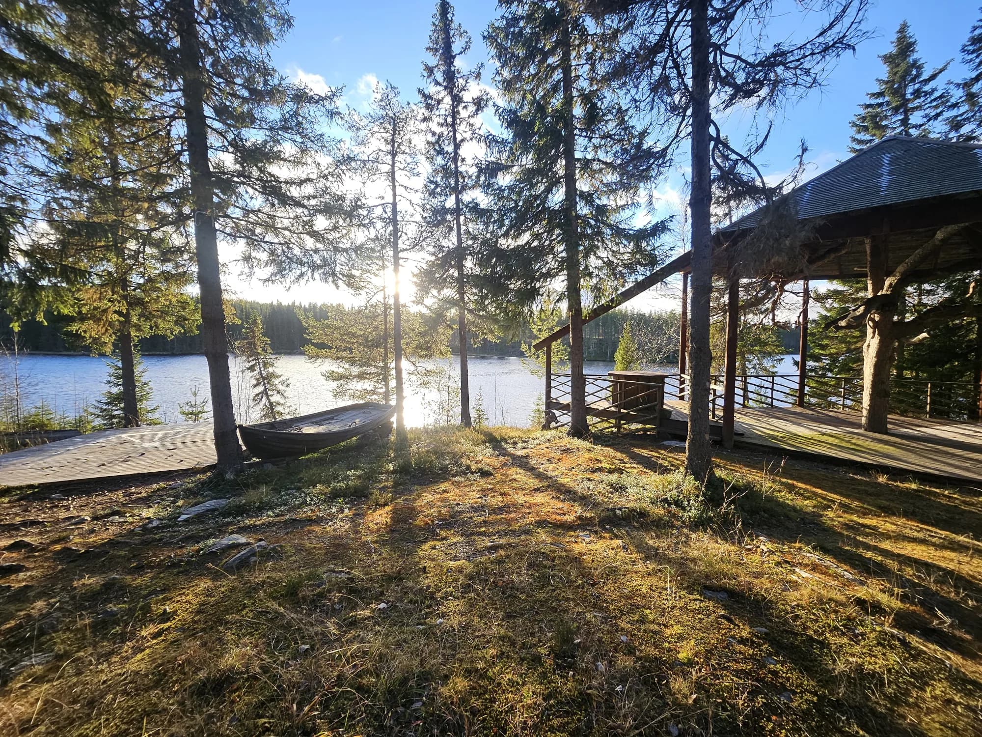 Utsikt över sjön vid Rörvattnets Fjällhotell en sommarkväll